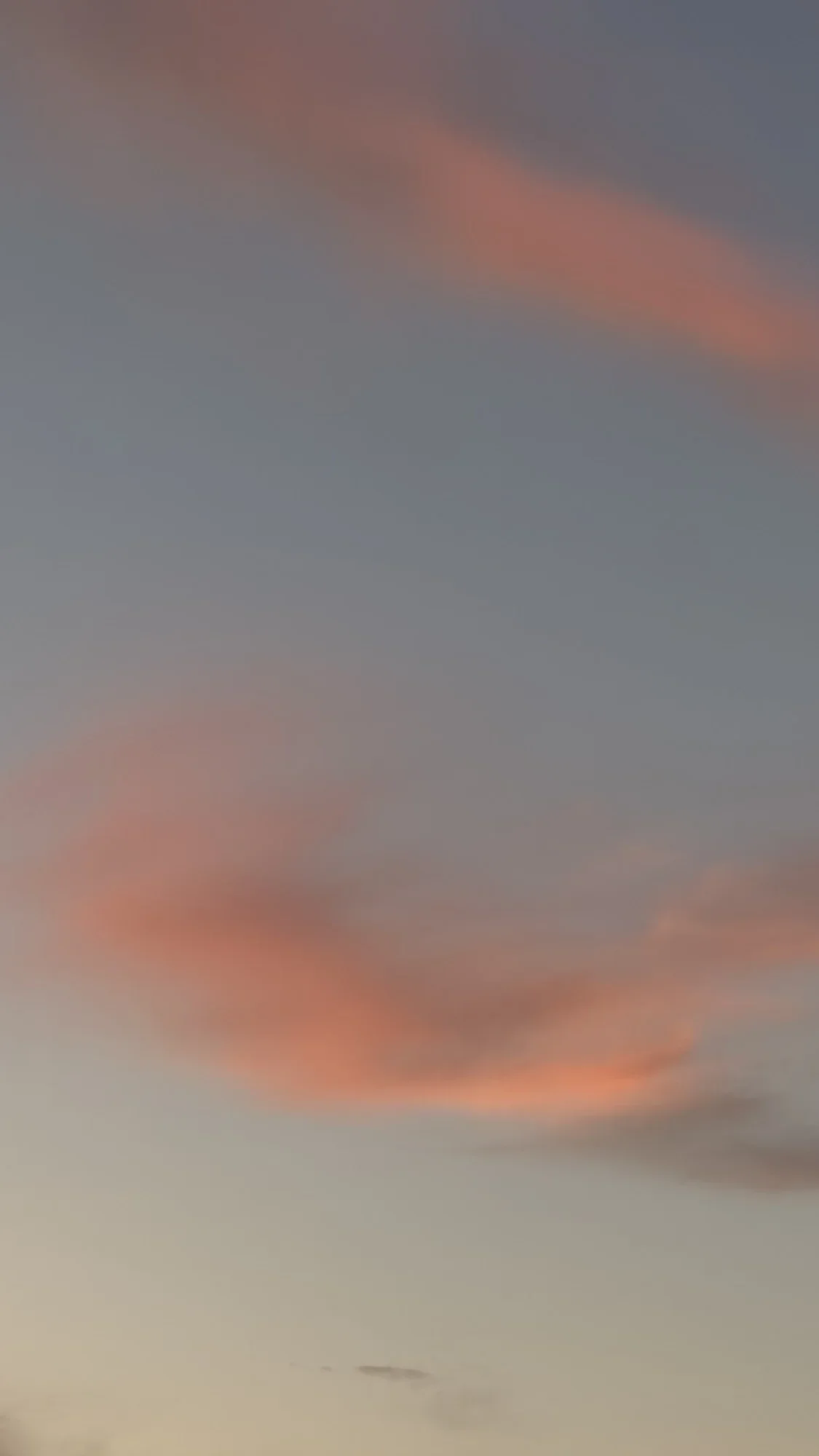 Abendhimmel mit rosa angeleuchteten Wolken nach Sonnenuntergang