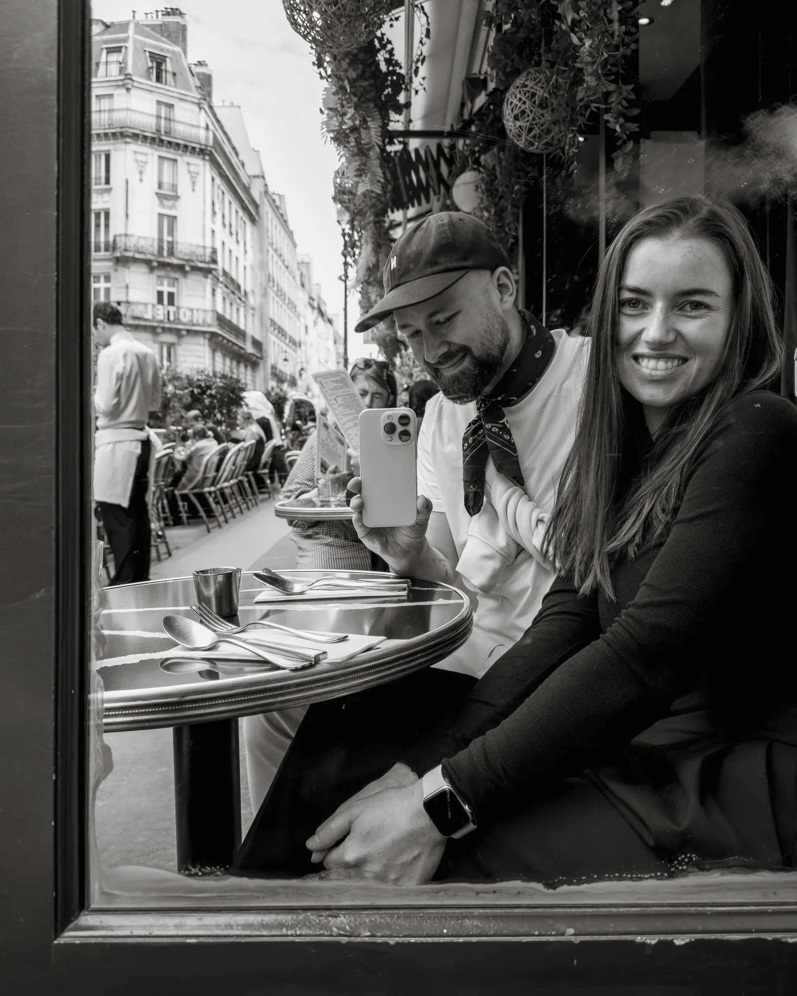 Zwei Menschen auf der Terrasse eines Pariser Cafés, Schwarzweißaufnahme
